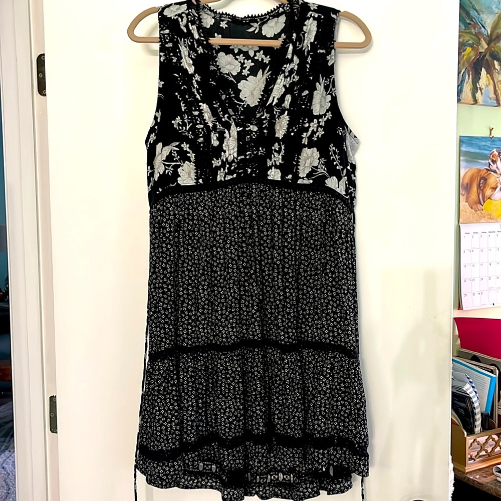 Black and WhiteV-neck tiered dress